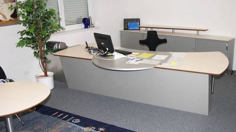 circon executive command - executive desk - Maple and Silver