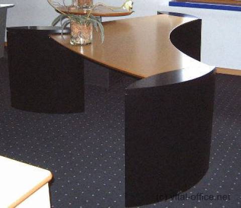 circon executive wing - executive desk - Canadian maple with black bases